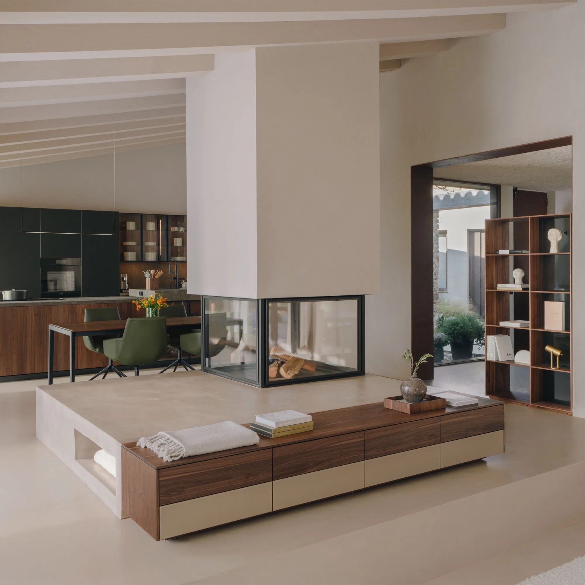 Wohnraum mit Küche, Kamin und Sideboard
